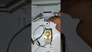 Nevera con termostato desajustado que congela alimentos